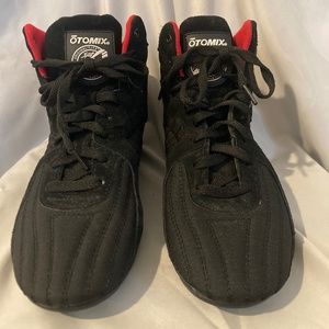 OTOMIX BLACK STINGRAY GYM SHOE FEMALE, SIZE 8 1/2